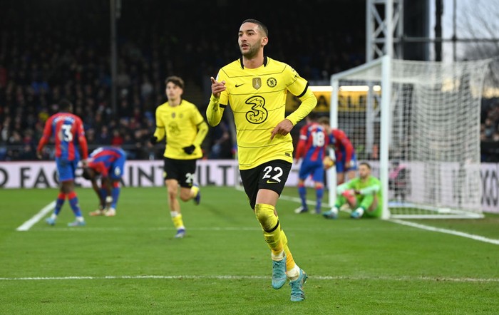 LONDON, ENGLAND - FEBRUARY 19: Hakim Ziyech of Chelsea celebrates after scoring their teams first goal during the Premier League match between Crystal Palace and Chelsea at Selhurst Park on February 19, 2022 in London, England. (Photo by Alex Broadway/Getty Images)