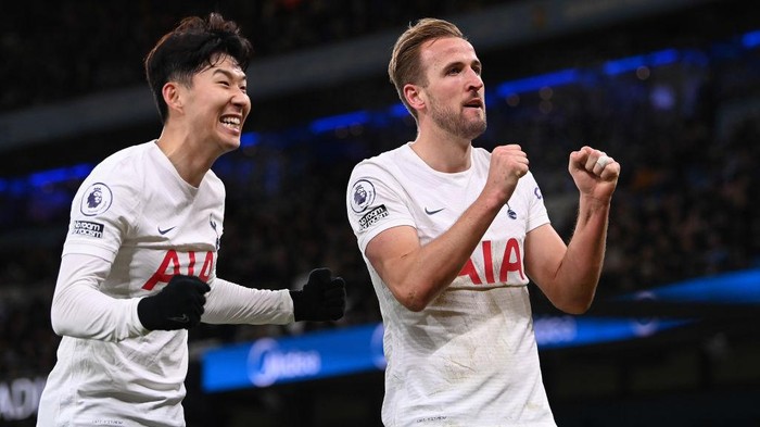 MANCHESTER, ENGLAND - FEBRUARY 19: Spurs player Harry Kane celebrates with Son Heung-min after scoring the second Tottenham goal during the Premier League match between Manchester City and Tottenham Hotspur at Etihad Stadium on February 19, 2022 in Manchester, England. (Photo by Stu Forster/Getty Images)
