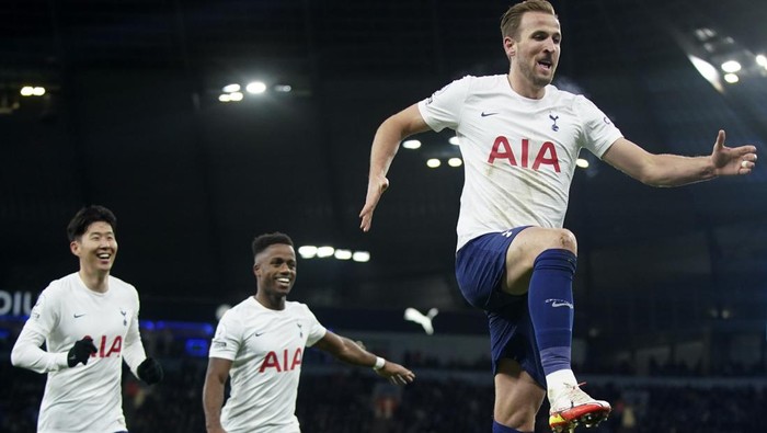 Tottenhams Harry Kane, right, celebrates after scores a disallowed goal during the English Premier League soccer match between Manchester City and Tottenham Hotspur, at the Etihad stadium in Manchester, England, Saturday, Feb. 19, 2022. (AP Photo/Jon Super)