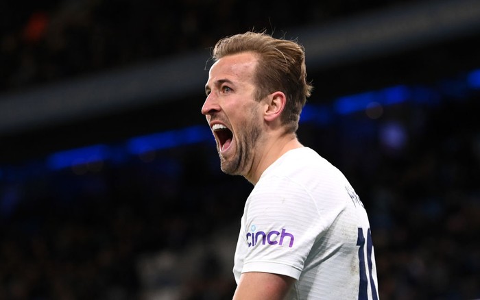 MANCHESTER, ENGLAND - FEBRUARY 19: Harry Kane of Tottenham Hotspur celebrates after scoring their sides third goal during the Premier League match between Manchester City and Tottenham Hotspur at Etihad Stadium on February 19, 2022 in Manchester, England. (Photo by Stu Forster/Getty Images)