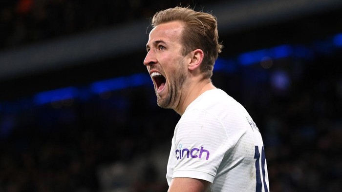 MANCHESTER, ENGLAND - FEBRUARY 19: Harry Kane of Tottenham Hotspur celebrates after scoring their sides third goal during the Premier League match between Manchester City and Tottenham Hotspur at Etihad Stadium on February 19, 2022 in Manchester, England. (Photo by Stu Forster/Getty Images)