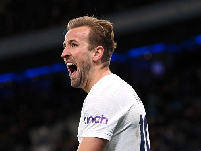 MANCHESTER, ENGLAND - FEBRUARY 19: Harry Kane of Tottenham Hotspur celebrates after scoring their side's third goal during the Premier League match between Manchester City and Tottenham Hotspur at Etihad Stadium on February 19, 2022 in Manchester, England. (Photo by Stu Forster/Getty Images)