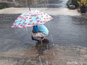 Hujan Es Terjang Magetan, Sejumlah Warga Penasaran