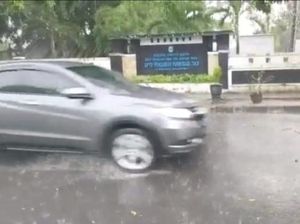 Cerita Warga Magetan Saat Mobilnya Tertimpa Hujan Es