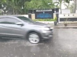 Cerita Warga Magetan Saat Mobilnya Tertimpa Hujan Es
