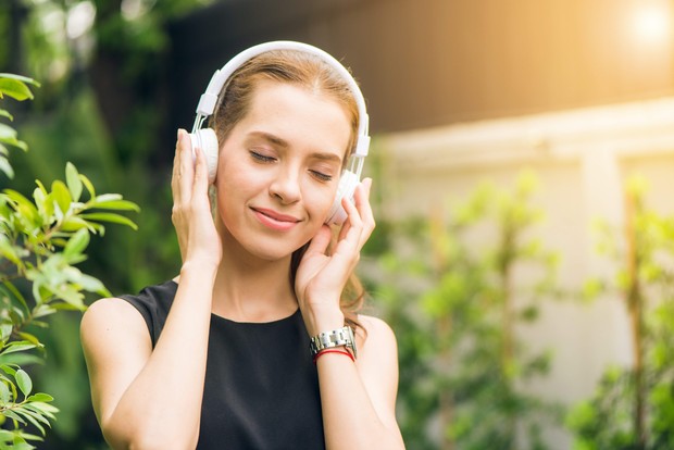 Illustration of listening to music/Photo: Pexels/Tirachard Kumtanom