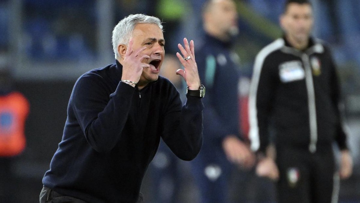 Jose Mourinho dikartu merah wasit di tengah hasil imbang AS Roma melawan Verona 2-2. (Foto: AP/Alfredo Falcone)
