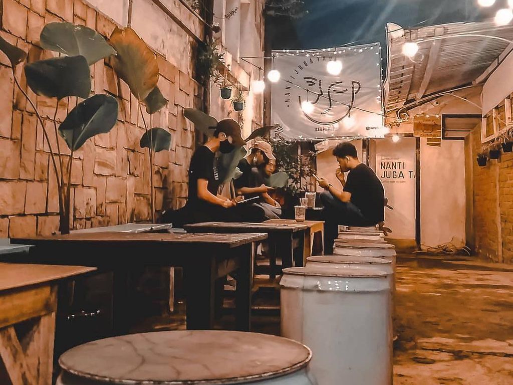 Ngumpet dalam Gang, Ini 5 Kafe Cozy di Bandung Buat Nongkrong