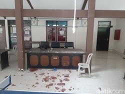 Angin Kencang Robohkan 2 Tower Timpa Kantor Kecamatan di Bangkalan