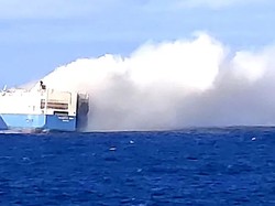 Duh, Kapal Kargo Pengangkut Ribuan Mobil Mewah Terbakar di Samudera Atlantik