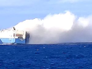 Duh, Kapal Kargo Pengangkut Ribuan Mobil Mewah Terbakar di Samudera Atlantik Duh, Kapal Kargo Pengangkut Ribuan Mobil Mewah Terbakar di Samudera Atlantik