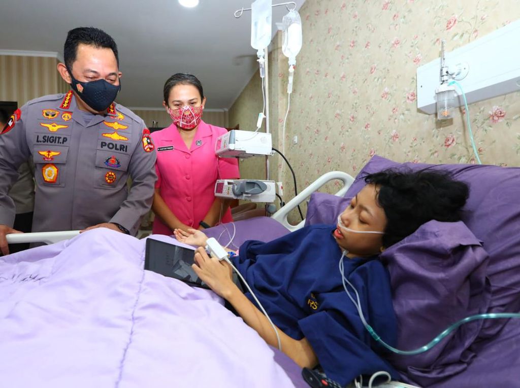 Penuhi Janji, Kapolri Jenguk Sinta Penderita Tumor Tulang di RS Polri