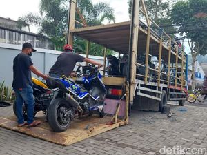 Terjaring Razia, 100 Motor Berknalpot Bising Diangkut Polisi