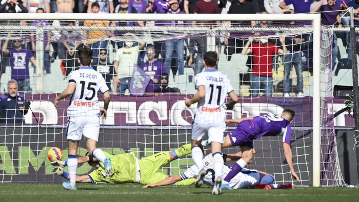 Fiorentinas Krzysztof Piatek, right, scores during a Serie A soccer match between Fiorentina and Atalanta, in Florences Artemio Franchi stadium, Italy, Sunday, Feb. 20, 2022.  (Massimo Paolone/LaPresse via AP)