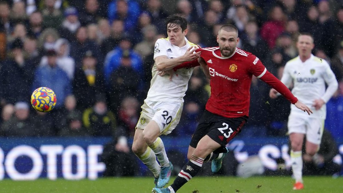 Daniel James (kiri) dan Luke Shaw tengah mengejar bola. Foto: AP/Jon Super