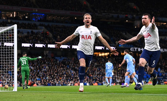 MANCHESTER, ENGLAND - FEBRUARY 19: Harry Kane of Tottenham Hotspur celebrates after scoring their side's second goal with Pierre-Emile Hojbjerg during the Premier League match between Manchester City and Tottenham Hotspur at Etihad Stadium on February 19, 2022 in Manchester, England. (Photo by Stu Forster/Getty Images)