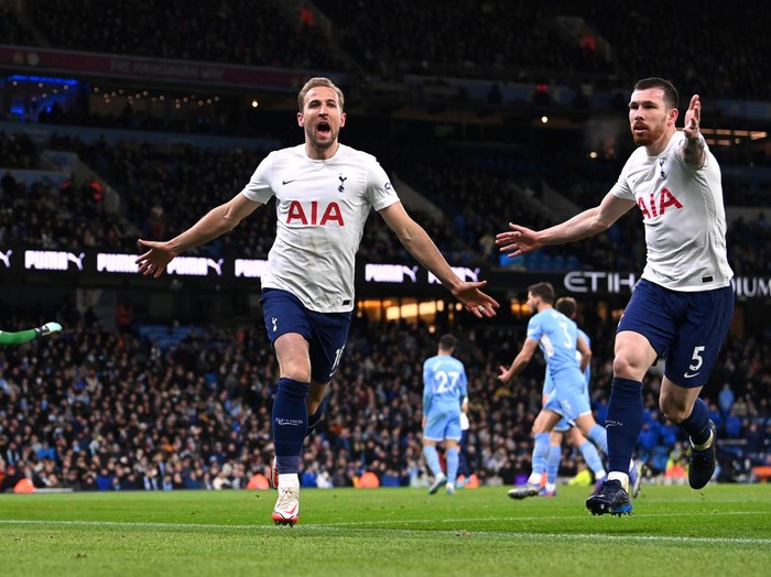 MANCHESTER, ENGLAND - FEBRUARY 19: Harry Kane of Tottenham Hotspur celebrates after scoring their side's second goal with Pierre-Emile Hojbjerg during the Premier League match between Manchester City and Tottenham Hotspur at Etihad Stadium on February 19, 2022 in Manchester, England. (Photo by Stu Forster/Getty Images)
