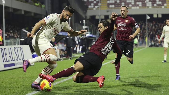 AC Milan Olivier Giroud, left, and Salernitanas Luca Ranieri, fight for the ball during the Serie A soccer match between Salernitana and AC Milan, at the Arechi stadium in Salerno, Italy, Saturday, Feb. 19, 2022. (Alessandro Garofalo/LaPresse via AP)