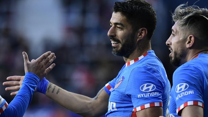 Atletico Madrids Luis Suarez celebrates after scoring his sides second goal of the game during the Spanish La Liga soccer match between Osasuna and Atletico de Madrid, at El Sadar stadium, in Pamplona, northern Spain, Saturday, Feb.19, 2022. (AP Photo/Alvaro Barrientos)