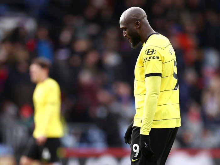 LONDON, ENGLAND - FEBRUARY 19: Romelu Lukaku of Chelsea leaves the pitch at half time during the Premier League match between Crystal Palace and Chelsea at Selhurst Park on February 19, 2022 in London, England. (Photo by Ryan Pierse/Getty Images)