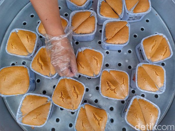 Mencicipi Kue Apem Khas Makassar di Bandung