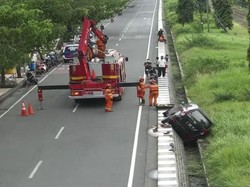 Mobil Terperosok di Saluran Air Depan RSAL