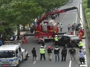 Mobil Masuk Saluran Air di Depan RSAL, Sopir Diduga Mengantuk Mobil Masuk Saluran Air di Depan RSAL, Sopir Diduga Mengantuk