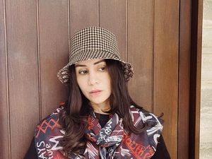 Gaya Momo Geisha Pakai Tas Rajut, Simpel Tapi Ternyata Berharga Puluhan Juta Gaya Momo Geisha Pakai Tas Rajut, Simpel Tapi Ternyata Berharga Puluhan Juta
