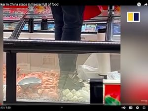 Netizen Geram Lihat Pegawai Supermarket di China Injak-injak Makanan Beku Netizen Geram Lihat Pegawai Supermarket di China Injak-injak Makanan Beku