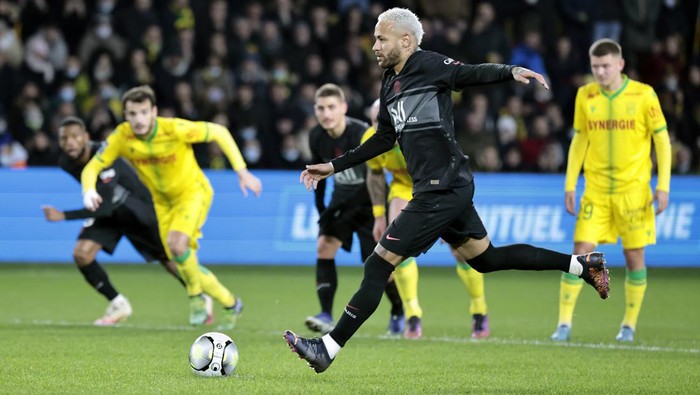 PSGs Neymar misses a penalty kick during the French League One soccer match between Nantes and Paris Saint-Germain at the Stade de la Beaujoire in Nantes, western France, Saturday, Feb.19, 2022. (AP Photo/Jeremias Gonzalez)