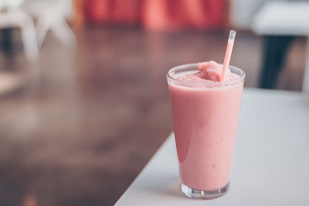 No need to be afraid of getting fat because of high calories, make sure your smoothies are served in normal portions/Photo: pexels.com/Josh Sorenson