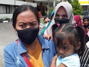 Penampakan Emak-emak Gendong Balita Antre Migor Murah di Bojonegoro