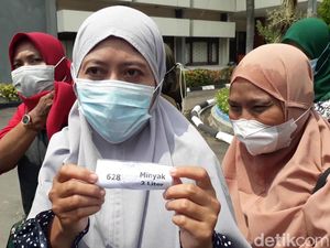 Perjuangan Warga Bojonegoro Demi Migor Murah Hingga Rela Berdiri Berjam-jam