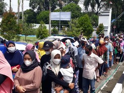 Warga Bojonegoro Rela Antre Kepanasan Demi 2 Liter Minyak Goreng