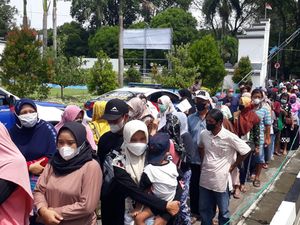 Warga Bojonegoro Rela Antre Kepanasan Demi 2 Liter Minyak Goreng Warga Bojonegoro Rela Antre Kepanasan Demi 2 Liter Minyak Goreng