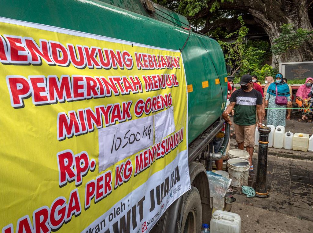 Operasi Pasar Minyak Goreng di Semarang Diserbu Pedagang