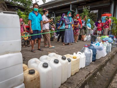 Pedagang Antri Demi Minyak Curah Murah