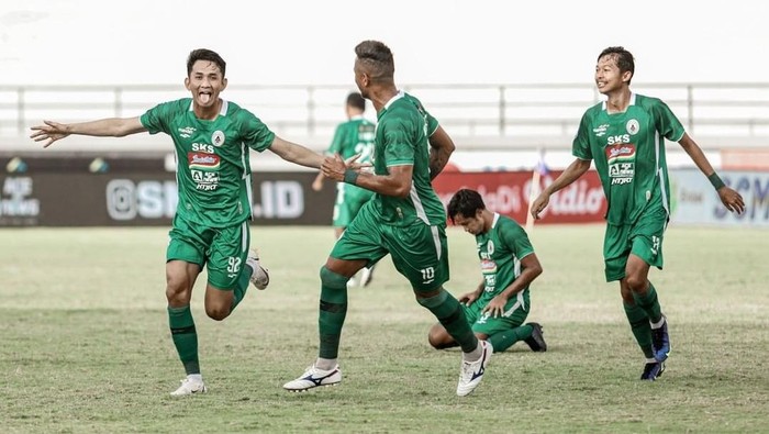 Pemain PSS Sleman merayakan gol yang dicetak oleh Dave Mustaine lewat tendangan bebas terukur, Minggu (20/2/2022).