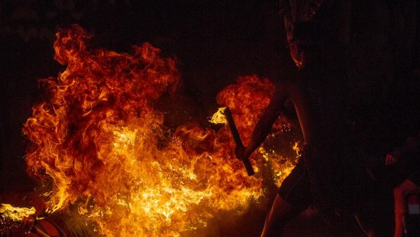 Melihat Atraksi Api dalam Pentas Seni Dayak