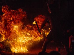 Melihat Atraksi Api dalam Pentas Seni Dayak Melihat Atraksi Api dalam Pentas Seni Dayak