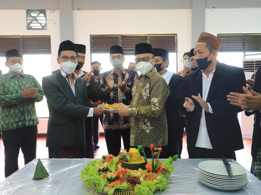 Kemnaker Serahkan Bantuan Gedung BLK Komunitas ke 11 Ponpes di Jatim Kemnaker Serahkan Bantuan Gedung BLK Komunitas ke 11 Ponpes di Jatim