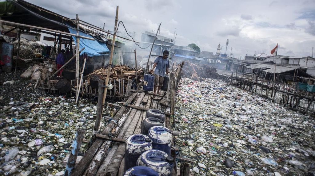 Perkampungan Nelayan Cilincing Dikepung Sampah