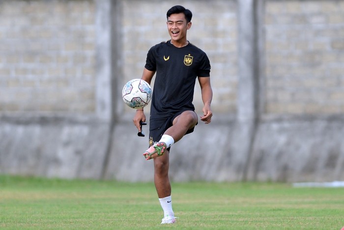 Pesepak bola Pratama Arhan mengikuti sesi latihan bersama tim PSIS Semarang di Lapangan Trisakti, Legian, Badung, Sabtu (19/2/2022). Pratama Arhan akan bergabung dengan klub Tokyo Verdy yang bermain di kasta kedua Liga Jepang atau J2 League dengan durasi kontrak selama dua tahun. ANTARA FOTO/Fikri Yusuf/aww.