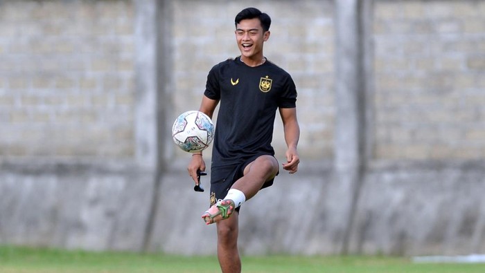 PRATAMA ARHAN BERGABUNG DENGAN TOKYO VERDY Pesepak bola Pratama Arhan mengikuti sesi latihan bersama tim PSIS Semarang di Lapangan Trisakti, Legian, Badung, Sabtu (19/2/2022). Pratama Arhan akan bergabung dengan klub Tokyo Verdy yang bermain di kasta kedua Liga Jepang atau J2 League dengan durasi kontrak selama dua tahun. ANTARA FOTO/Fikri Yusuf/aww.