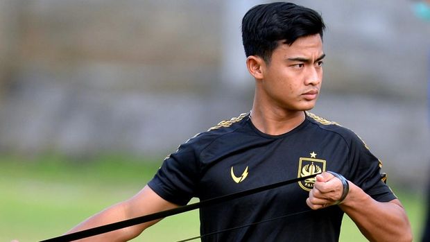 Pesepak bola Pratama Arhan mengikuti sesi latihan bersama tim PSIS Semarang di Lapangan Trisakti, Legian, Badung, Sabtu (19/2/2022). Pratama Arhan akan bergabung dengan klub Tokyo Verdy yang bermain di kasta kedua Liga Jepang atau J2 League dengan durasi kontrak selama dua tahun. ANTARA FOTO/Fikri Yusuf/aww.