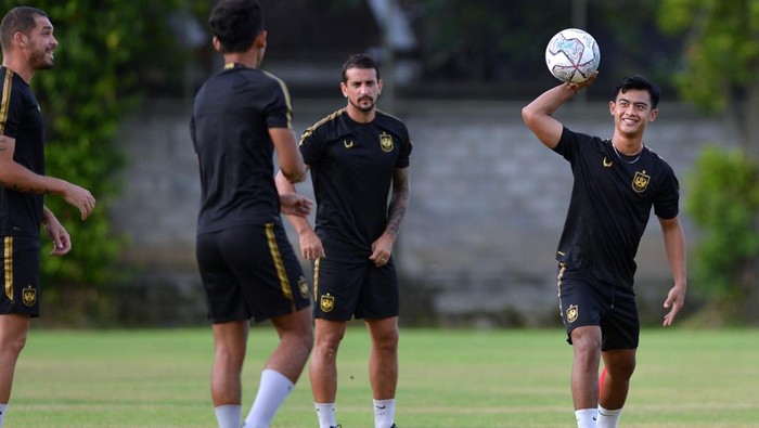 Pesepak bola Pratama Arhan mengikuti sesi latihan bersama tim PSIS Semarang di Lapangan Trisakti, Legian, Badung, Sabtu (19/2/2022). Pratama Arhan akan bergabung dengan klub Tokyo Verdy yang bermain di kasta kedua Liga Jepang atau J2 League dengan durasi kontrak selama dua tahun. ANTARA FOTO/Fikri Yusuf/aww.