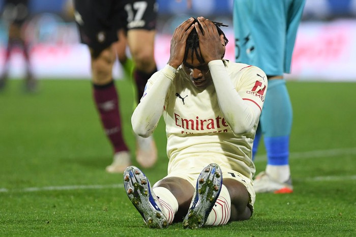 SALERNO, ITALY - FEBRUARY 19: Rafael Leao of AC Milan stands disappointed during the Serie A match between US Salernitana and AC Milan at Stadio Arechi on February 19, 2022 in Salerno, Italy.  (Photo by Francesco Pecoraro/Getty Images)