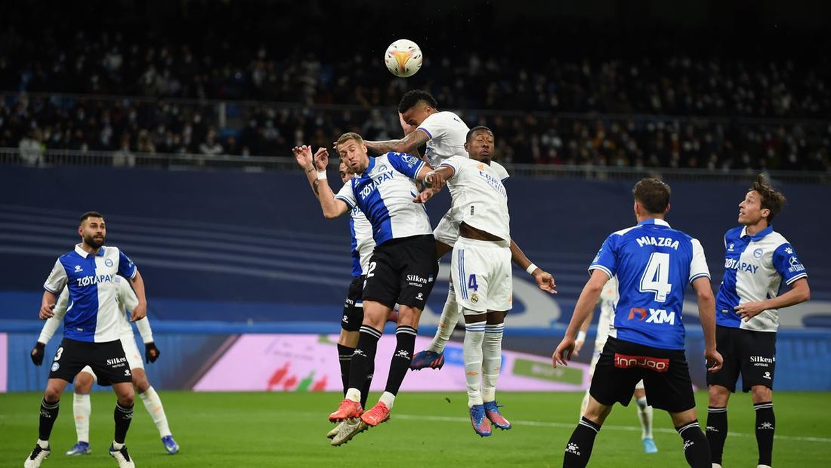 Real Madrid menang telak 3-0 atas Alaves. (Foto: Getty Images/Denis Doyle)