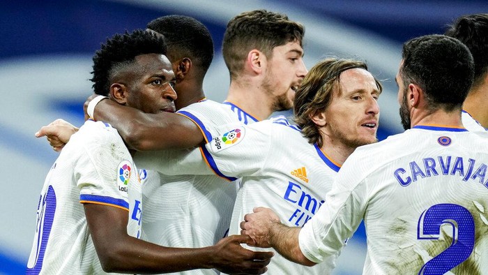 Real Madrids Vinicius Junior, left, celebrates after scoring his sides second goal during a Spanish La Liga soccer match between Real Madrid and Alaves at the Bernabeu stadium in Madrid, Spain, Saturday, Feb. 19, 2022. (AP Photo/Manu Fernandez)