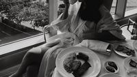 Kerennya Rebecca Klopper saat Nikmati Omelette di Hotel Mewah